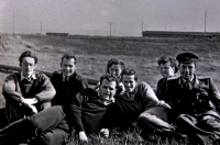 Václav Kaňka (třetí zprava) na vojně (letiště Čáslav, 1959)