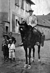 Matka Václava Kaňky Marie Kaňková, rozená Dušková, s prezidentem T. G. Masarykem na náměstí v Říčanech (20. léta). Marie Kaňková stojí mezi dětmi vzadu