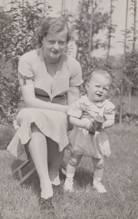 Pavel Švanda with his mother in 1937