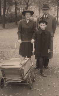 Pavel Švanda with his parents and sister in a stroller in Brno at Koliště, 1943