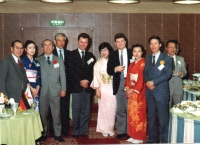Večírek se zástupci japonských jaderných elektráren a výrobce jaderných paliv JNF/Kurihama. Pamětník v černém saku uprostřed, Tokio, únor 1983

