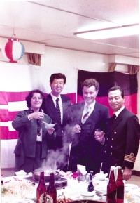 Pamětník vedle kapitána japonské lodě Thames Maru, přístav Hamburg/D, září 1984
