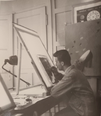 Miloslav Šimek při retušování v ateliéru litografie, Budova 52, Gottwaldov 1955