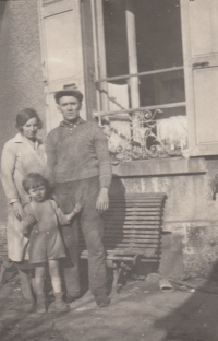 Jaroslav Šimánek se svými rodiči Jaroslavem Šimánkem a Andělou Čapíkovou na počátku 30. let, Paříž