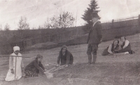 Předkové Bohuslava Maleňáka při práci na statku Hradisko.