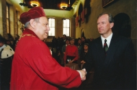 Prorektor Karlovy univerzity přiděluje Martinu Zlatohlávkovi titul Ph.D. (Karolinum, 2000)
