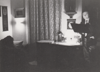 Poet Miroslav Holman during an apartment reading