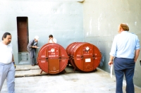 Zásobníky s uran-hexafluoridem na palubě, pamětník za jedním ze zásobníků. Přístav v Petrohradu, 1989
