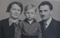 Rudolf Vévoda s matkou Boleslavou a otcem Rudolfem v roce 1938