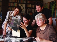 Skupina se skleněným negativem: Marie Šechtlová fotografka, Eva a Jan Hubičkovi a Marie M. Šechtlová, 2005