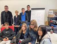 Jindřich Šídlo s žákovským týmem při nahrávání pro projekt Příběhy našich sousedů, 2022