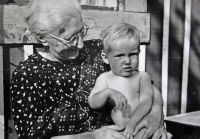 Václav Kaňka s babičkou (1940)