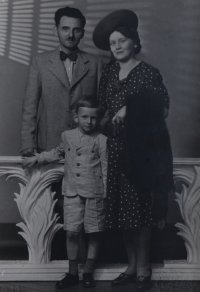 Rudolf Vévoda s matkou Boleslavou a otcem Rudolfem, 1941