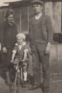 Jaroslav Šimánek se svými rodiči Jaroslavem Šimánkem a Andělou Čapíkovou na počátku 30. let, Paříž
