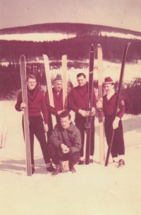 Bohuslav Maleňák, 3. zleva, s kolegy lyžaři, polovina 50. let.