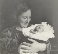 Zdeněk Friml těsně po narození s maminkou Marií Frimlovou, 1934