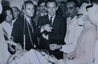 Rudolf Vévoda (vlevo) s prof. Barnardem (uprostřed), který provedl historicky první transplantaci srdce, Brno, 1969