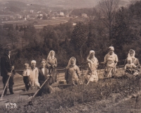 Lesní školka pod Hradiskem, vpravo malý Bohuslav Maleňák v náručí maminky. Rok 1937.