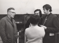 Bytové čtení Šlépej 1973: zleva Josef Šafařík, Jiří Kuběna, Pavel Švanda, manželka Josefa Šafaříka (zády)