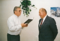 Miloslav Šimek vlevo slaví 70. narozeniny, tiskárny Zlín, 2001