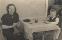 S maminkou na výletě ve Velichovkách, 1941