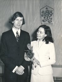 Svatební fotografie Blanky a  Martina Zlatohlávkových (radnice Prahy 4, 5. února 1976)