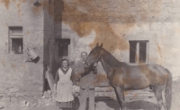 Rodiče Radomila Lhotky s koněm Ferdou, kterého museli odevzdat družstvu