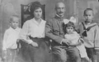 Dědeček Abraham Laufer, babička Alžběta (roz. Hornová), vlevo otec pamětnice Josef Laufer, vpravo jeho sourozenci Magda a Martin