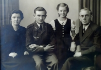 Rodina Hammerova v květnu 1943 na fotografii z hejnického ateliéru Augsten při poslední návštěvě bratra Margity Kučerové, který bojoval v Luftwaffe na východní frontě, 