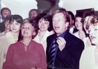 Věra Sokolová a Václav Havel v Liberci při zpěvu písně Pec nám spadla, 1990