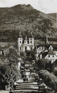 Hejnice (Haindorf) na předválečné pohlednici, za kostelem se tyčí Ořešník