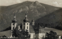 Hejnický kostel před válkou na pohlednici hejnického ateliéru Augsten