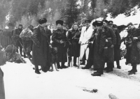 Popisek na rubu fotografie: Hlavní štáb v Korytnické dolině mjr. Olivorov, Petrov a Volkov, 20. března 1945