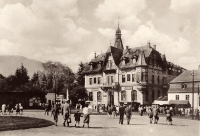 Hotel Kaiserhof postavený v roce 1900 ve stylu tzv. Heimatstillu místním obchodníkem Scholzem (po válce přejmenovaný na Perun)