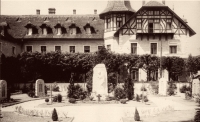 Hotel Scholz (původně Kaiserhof) s pomníkem padlých hejnických mužů v první světové válce na předválečné pohlednici. Hotel ani pomník v Hejnicích již nestojí