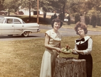 Zorka Novotná, rozená Bohanesová (vlevo), s přítelkyní v USA