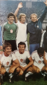 Verner Lička (dole uprostřed) po vítězném finále na letní olympiádě v Moskvě  v roce 1980, kde Československo porazilo NDR 1:0. Vedle Vernera Ličky jsou vlevo dole František Štambacher, vpravo dole Petr Němec. Nahoře zleva jsou brankář Stanislav Seman, střelec vítězné branky Jindřich Svoboda a brankář Jaroslav Netolička
