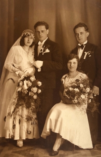 Svatební fotografie bratrů Heleny Zárubové, 30. léta 20. století