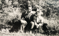 Jiřina Mrázová se strýcem Františkem, bratrem maminky, kolem roku 1938