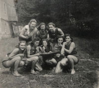 Letní tábor sokolek, druhá polovina 40. let 20. století. Jiřina Mrázová v první řadě uprostřed