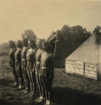 Letní tábor sokolek, druhá polovina 40. let 20. století. Jiřina Mrázová čtvrtá zleva