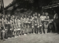 Letní tábor sokolek, druhá polovina 40. let 20. století. Jiřina Mrázová čtvrtá zprava