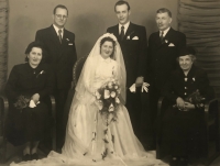 Svatební fotografie Jiřiny a Josefa Mrázových, Plzeň, 1951. Na fotografii vlevo rodiče nevěsty, vpravo ženicha