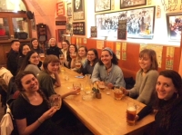Se svými americkými studenty v pražské kavárně U Zavěšeného kafe 