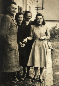 Manželé Marešovi a mezi nimi stojí pamětnice a na kraji její sestra Julie
