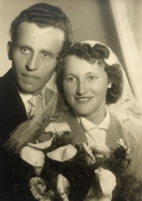 Svatební fotografie Evy a Josefa Břízových, 1959