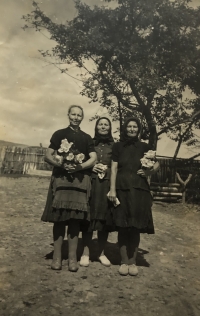 Vpravo matka pamětnice spolu se svými sestrami