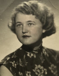 Na fotografii Helena, sestra pamětnice, která putovala s Červeným křížem do Čech stejně jako její sestra Eva. Helena se však po půlročním pobytu vrátila nazpět na východní Slovensko