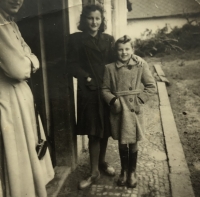 Eva v době svých čtrnácti let na statku Marešových, obec Hlasivo, rok 1951