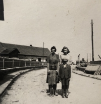 At the bend by the sawmill. Below: Jana with her brother, cousin and mother, turn of the 1930s and 1940s